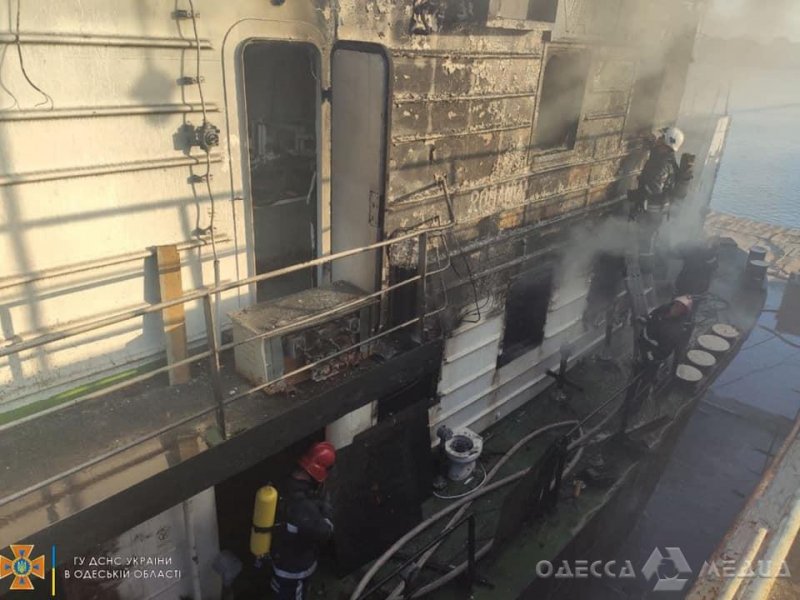 Пожар на буксире в Измаиле: 18 спасателей, 5 единиц техники и 9 сгоревших кают (фото)