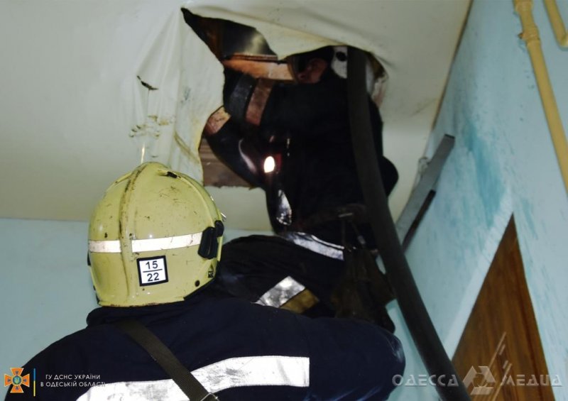 ГСЧС в Одессе: 20 спасателей ликвидировали возгорание на чердаке (фото)
