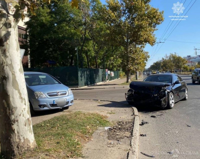 На Михаила Грушевского водитель автомобиля Opel Meriva не пропустила BMW: пострадала женщина
