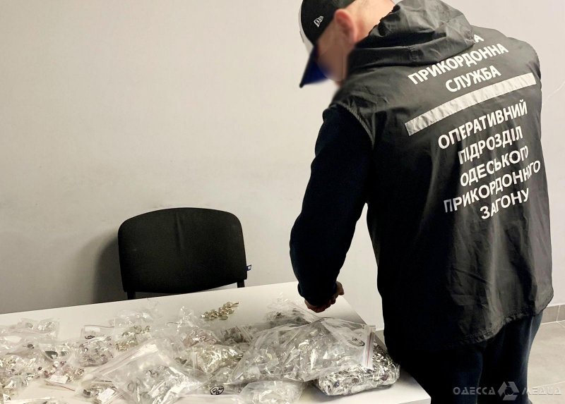В аэропорту Одессы разоблачили «серебряного» дилера-неудачника (фоторепортаж, видео)
