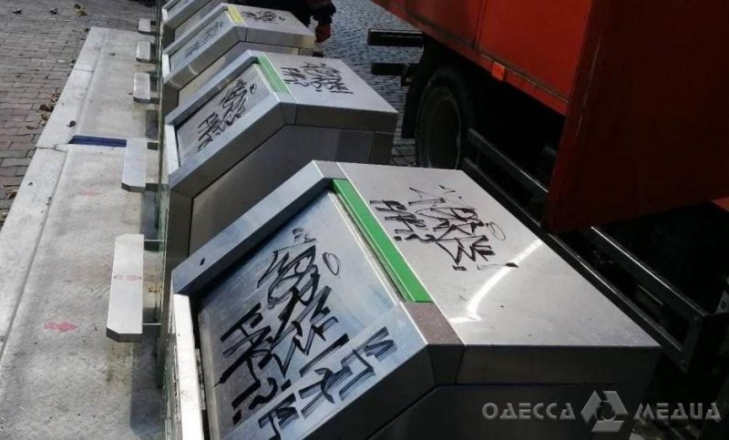 Одесские вандалы разрисовали на Градоначальницкой остановку, а на Соборной площади - мусороприемники