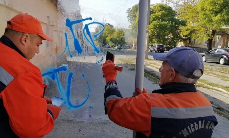 Одесские вандалы разрисовали на Градоначальницкой остановку, а на Соборной площади - мусороприемники