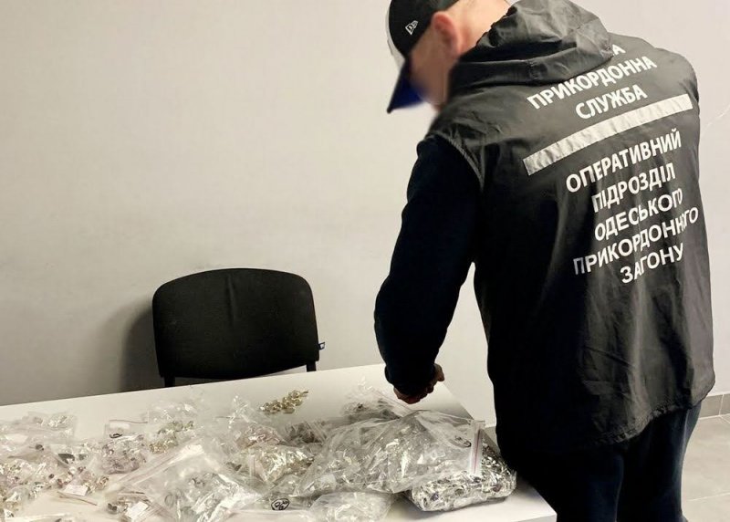 В Одесском аэропорту раскрыли контрабанду украшений на 7 тысяч долларов