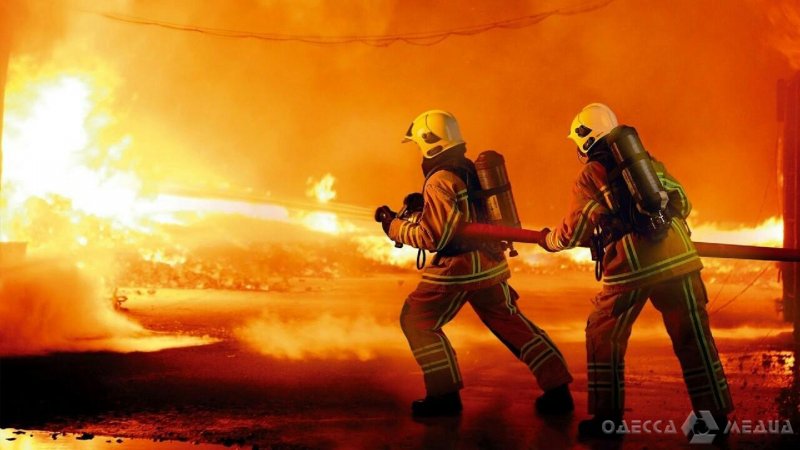 Пожар в жилом доме в Одессе тушили 23 спасателя: погиб мужчина (фото)
