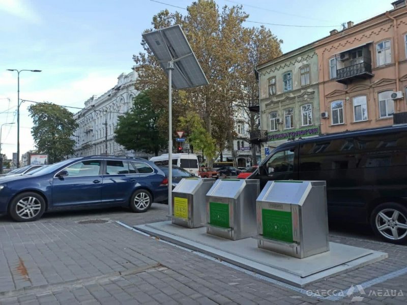 В центре Одессы установили новые системы сбора твердых бытотходов (фото, видео)