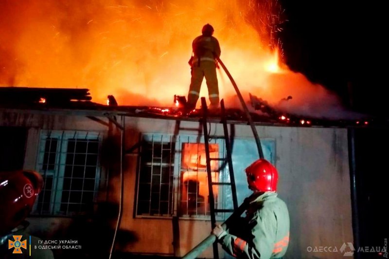 В Одесской области мужчину спасли из горящего дома