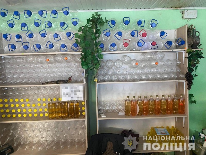 На Таирова полицейские накрыли точки с контрафактными сигаретами и алкоголем (фото)