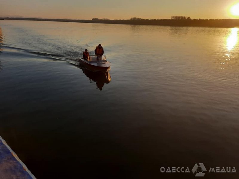 В Одесской области спасатели и водолазы ищут моряка, который упал в море