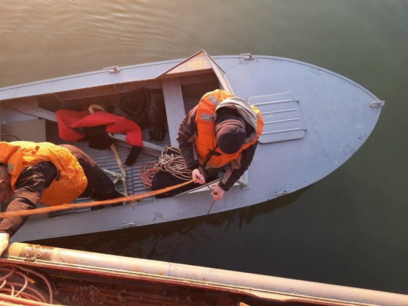 В Одесской области спасатели и водолазы ищут моряка, который упал в море