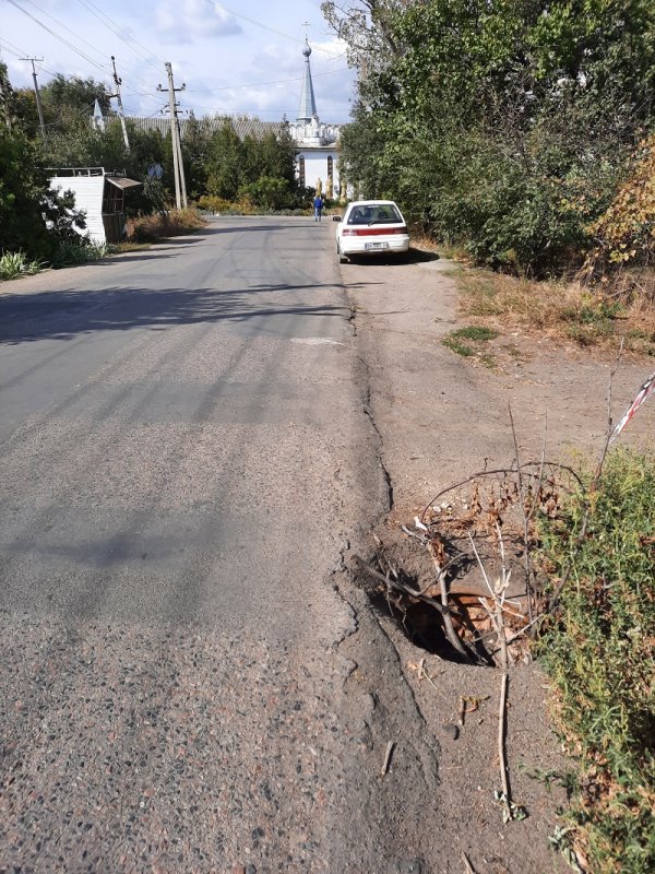 «Ничейный люк» в Арцизе создаёт опасность для пешеходов и транспорта (фотофакт)