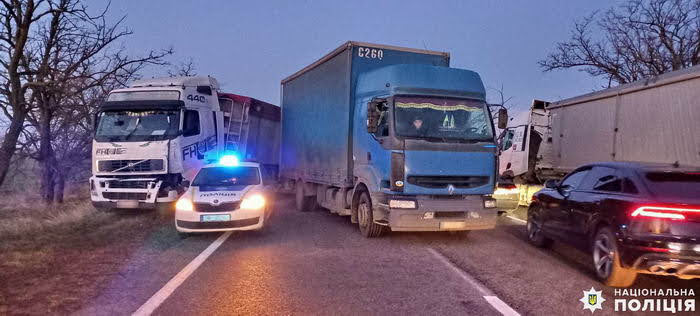 Масштабная авария на трассе Одесса-Николаев: столкнулись 4 грузовика