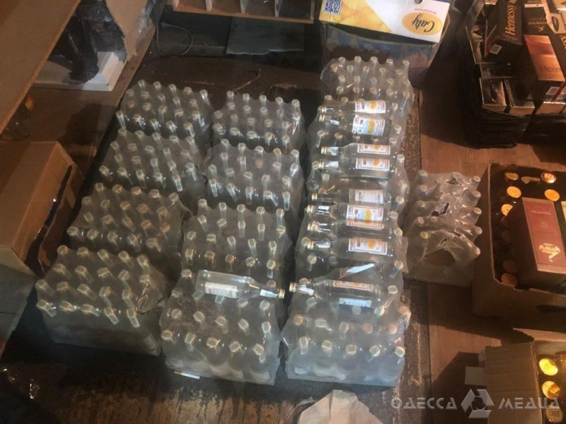 В Одесской области обнаружены и изъяты контрафактные сигареты и алкоголь (фото, видео)