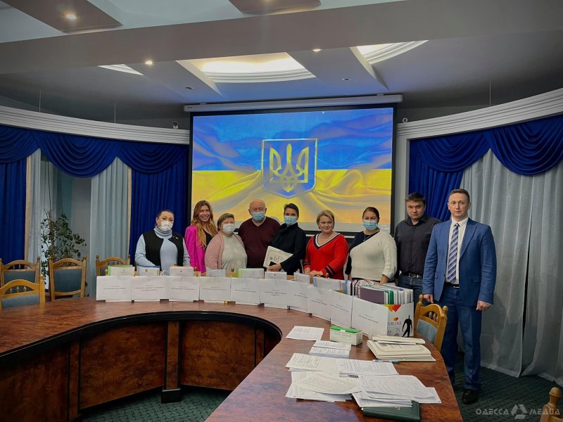 За мужество, достижения в спорте и развитие местного самоуправления: молодежь Одесчины отметили премиями облсовета