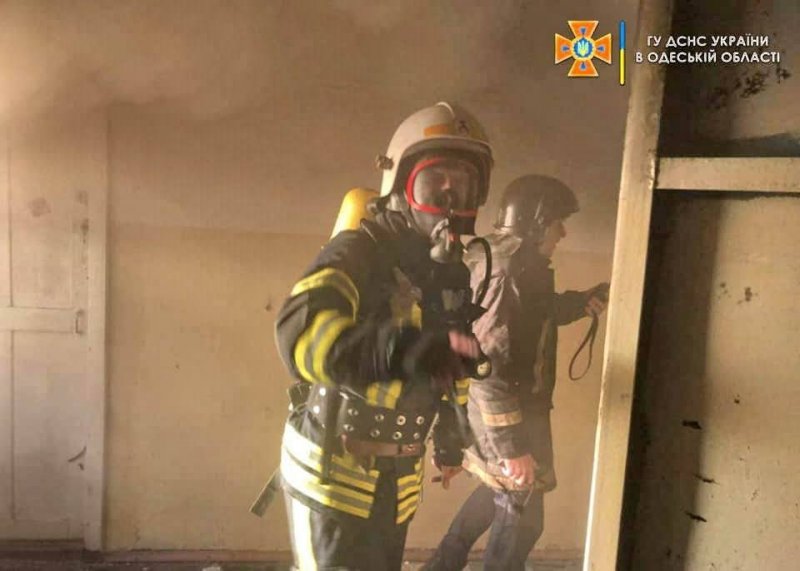 Пожар в одесской общаге – пожарные спасли беременную женщину