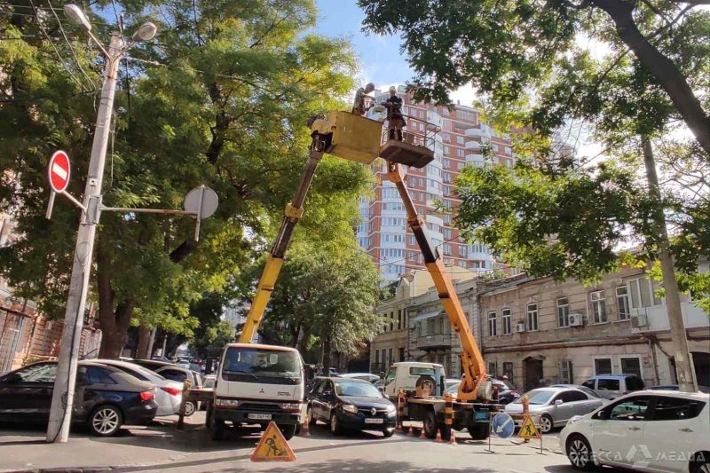 В центре Одессы устанавливают современные светодиодные светильники (видео)