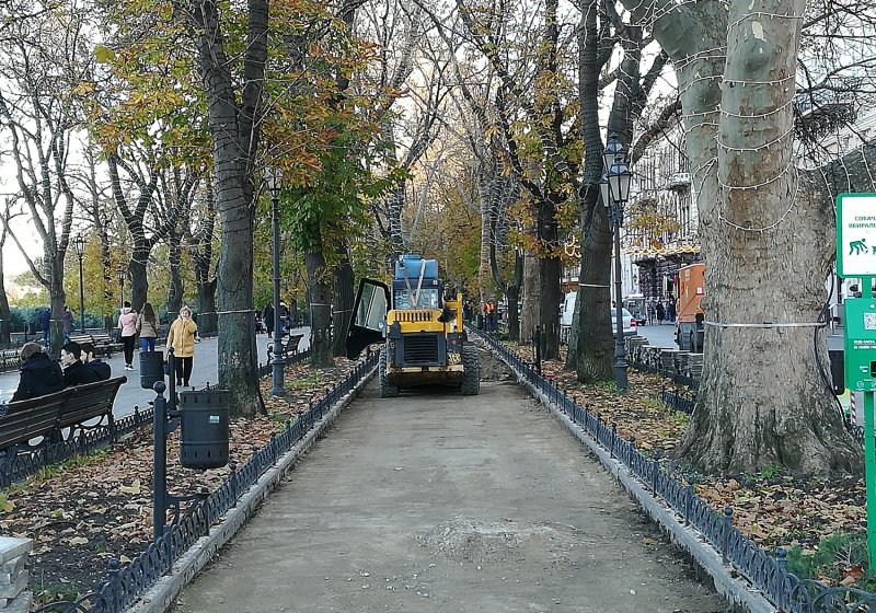 На Приморском бульваре работает тяжелая техника (ФОТО)
