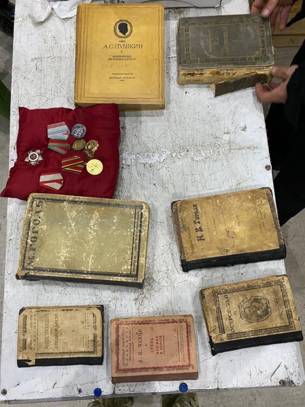 Из Украины пытались вывезти старинные картины, книги, деньги, медали и барометр