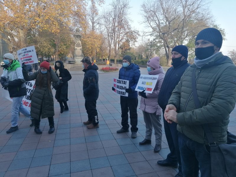 Жители ЖК «Одесский двор» проводят митинг на Думской площади: в их домах около месяца нет воды и электроэнергии (фото, видео)
