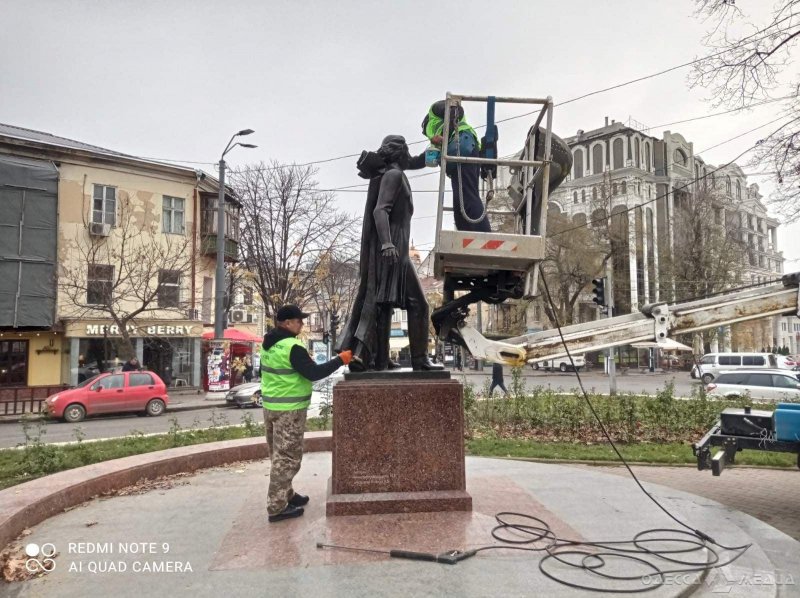 Одесские памятники от вандалов защищают с помощью спецпокрытия (фоторепортаж)