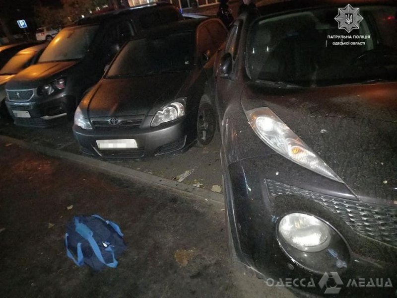 В Одессе пьяный водитель врезался в три припаркованных автомобиля, пытаясь сбежать от полицейских (видео)