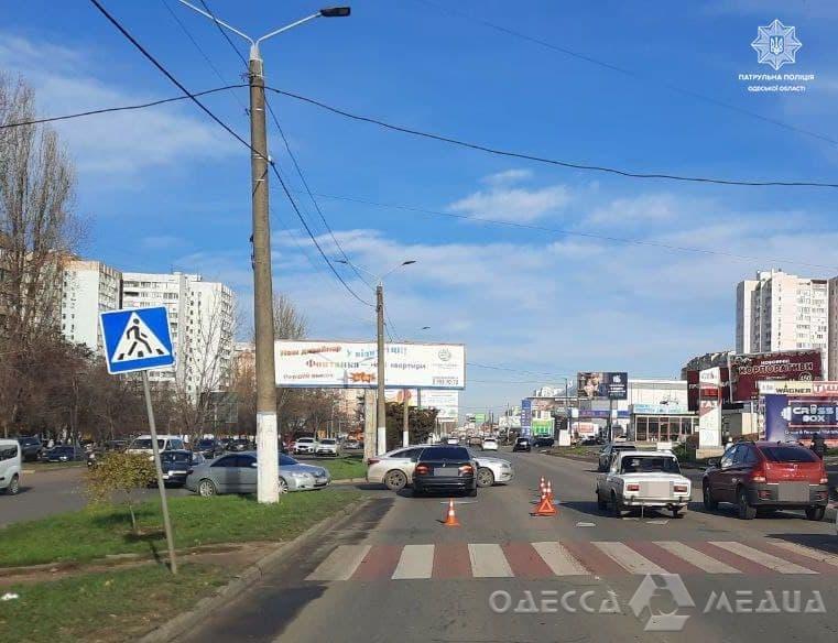 На поселке Котовского водитель BMW сбил пешехода: пострадавшего доставили в больницу (фото)