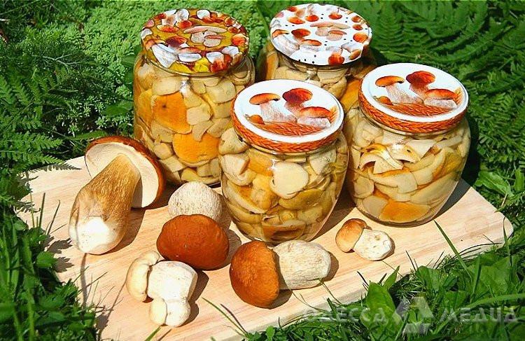 В Одессе мужчина отравился грибами, которые купил на стихийном рынке