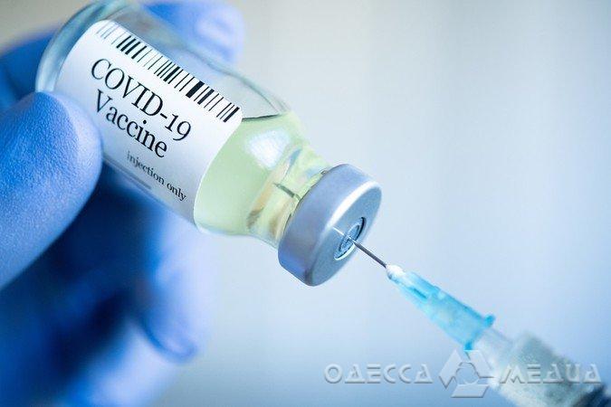Дополнительную прививку от COVID-19 получили четверо жителей Одесского региона