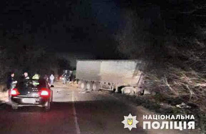 Под Одессой в лобовом столкновении грузовых автомобилей погибли водители
