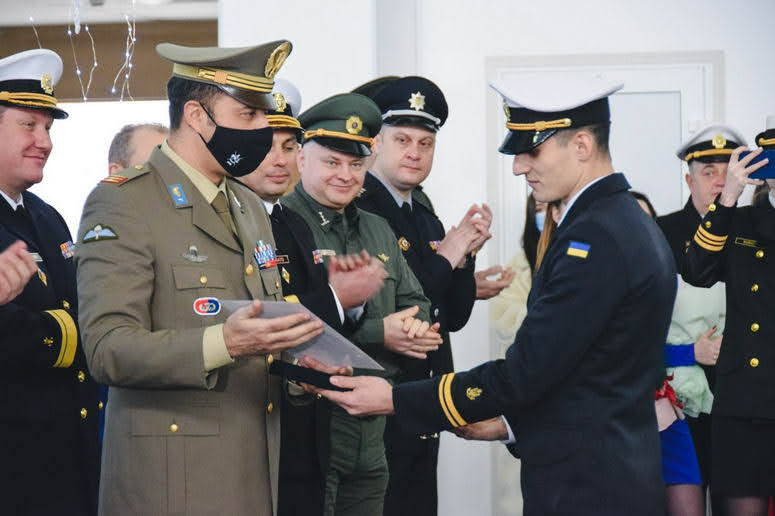 В Одесі курсанти Інституту Військово-Морських Сил урочисто отримали офіцерські звання