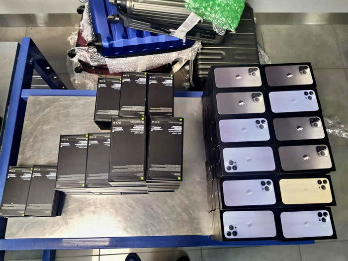 В Одессе таможня конфисковала 200 iPhone 13 Pro Max – их везли в 4 чемоданах