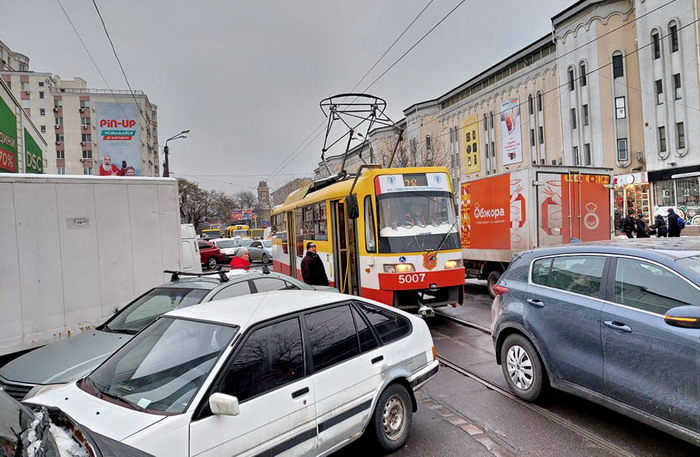 У Привоза транспортный коллапс: в пробке застряли шесть 28-х трамваев (фото)
