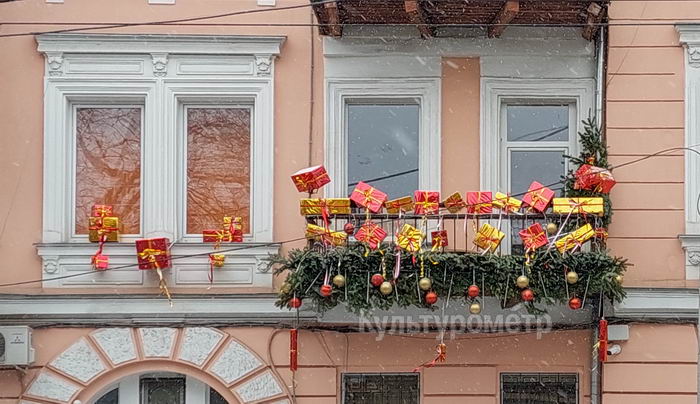 На Успенской замечен нарядный новогодний балкон