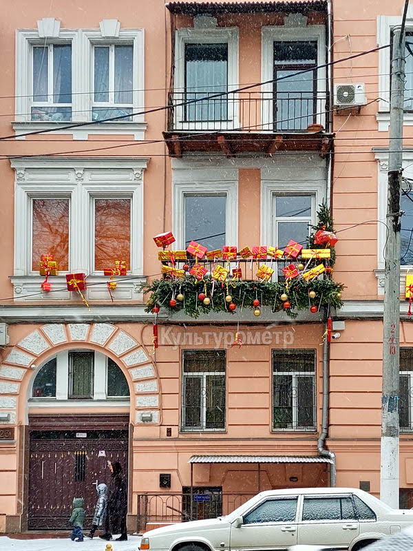 На Успенской замечен нарядный новогодний балкон