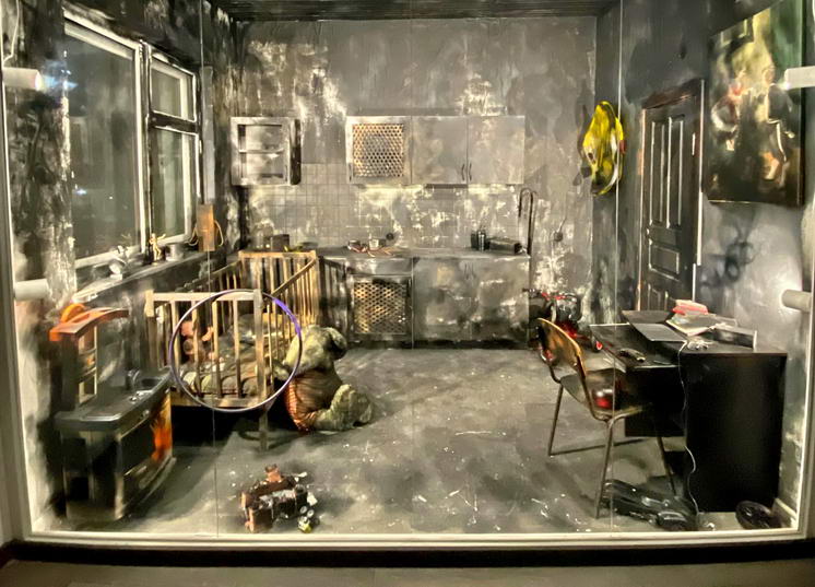 В Одессе создали впервые в Украине “сгоревшую” комнату за стеклом для школьников