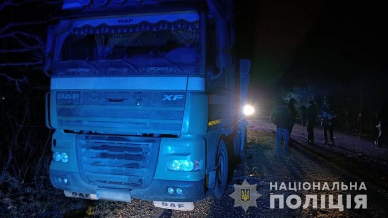 На трассе Одесса-Вознесенск лоб в лоб столкнулись две фуры: оба водителя погибли (фото)