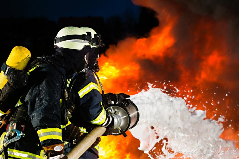 28 спасателей тушили возгорание жилого дома в Одессе: есть пострадавший (фоторепортаж)