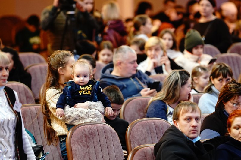 Одесский нардеп Александр Горенюк поздравил детей из многодетных семей в Украинском театре