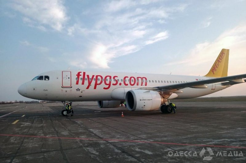 Самолет из Стамбула не смог приземлится в аэропорту Одессы