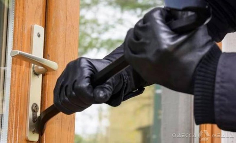 В Белгороде-Днестровском грабитель обокрал дом, отжав окно (фото)