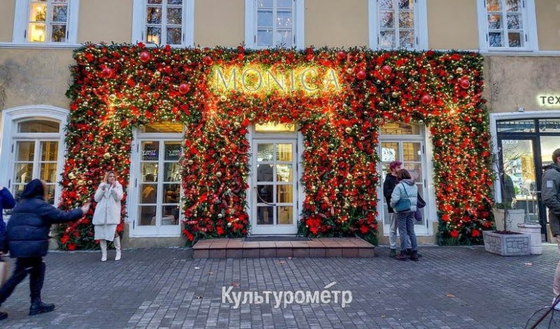 Новогодние одесские витрины выглядят лучше, чем городская ёлка (фото)