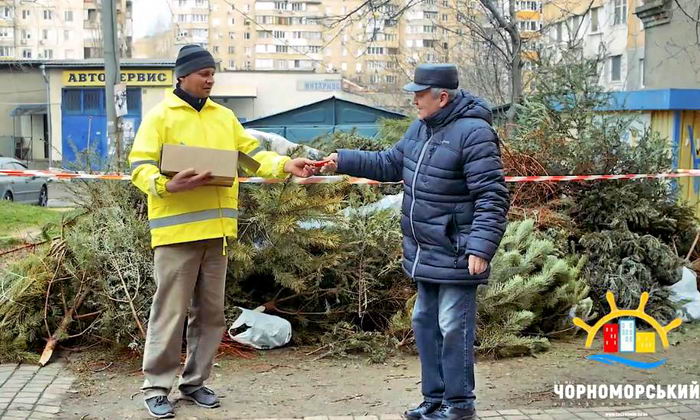 В Одессе 5000 елок бросили продавцы на улицах (фото)