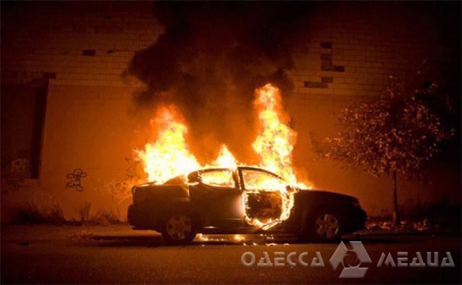 В Одессе бездомный с галлюцинациями поджег машину