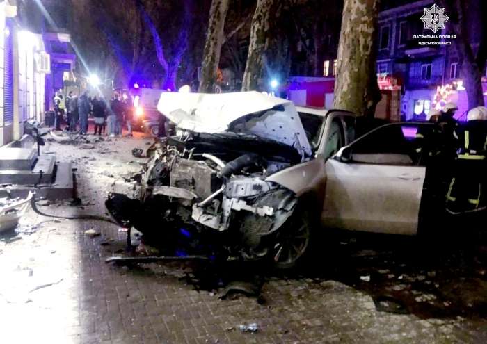 В центре Одессы молодой и пьяный на BMW устроил разрушительное ДТП