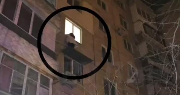 На Таирова женщина пыталась прыгнуть из окна после ссоры с мужем