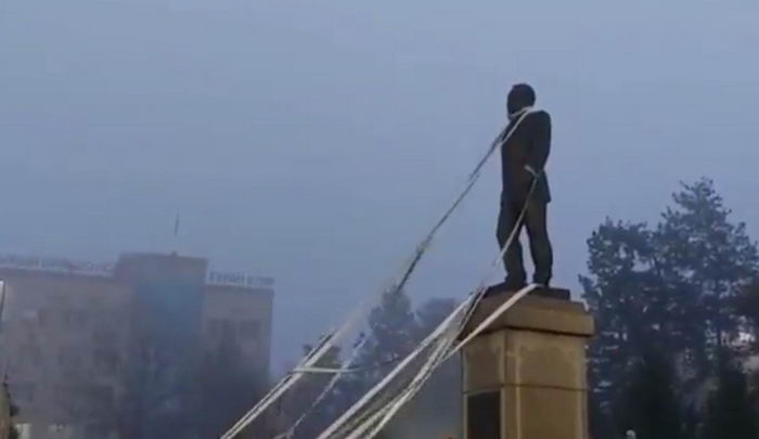 В Казахстане сносят памятники Назарбаеву