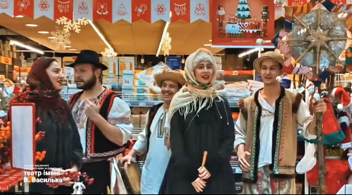 Актеры одесского театра колядовали в супермаркете (видео)