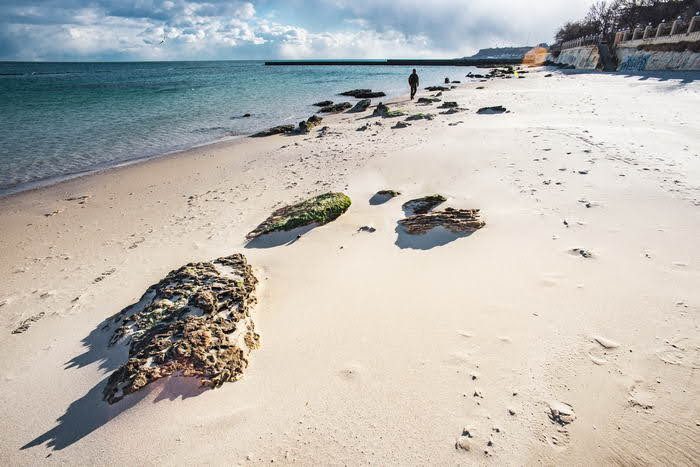 Удивительное явление: на одесских пляжах волнорезы показались из воды