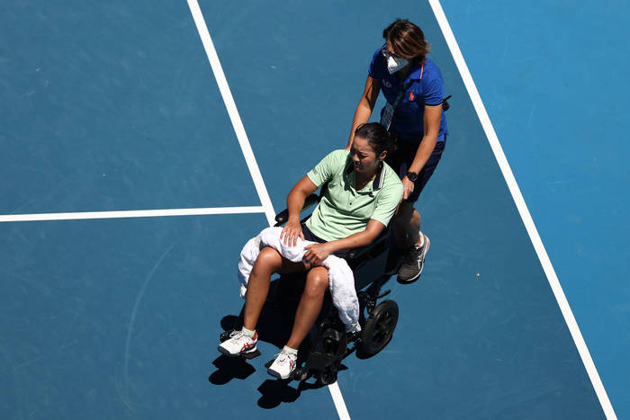 Свитолина вышла в третий раунд Australian Open: её соперницу увозили с корта на инвалидной коляске