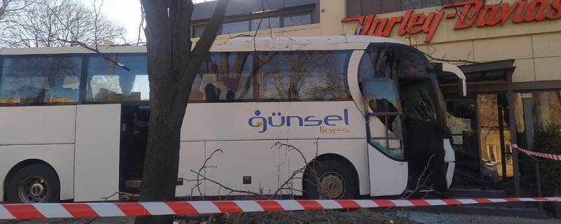 В Одессе пассажирский автобус столкнулся с четырьмя авто и врезался в остановку
