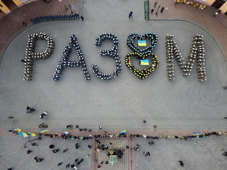 На Приморському бульварі відсвяткували День Соборності величезним словом “Разом”
